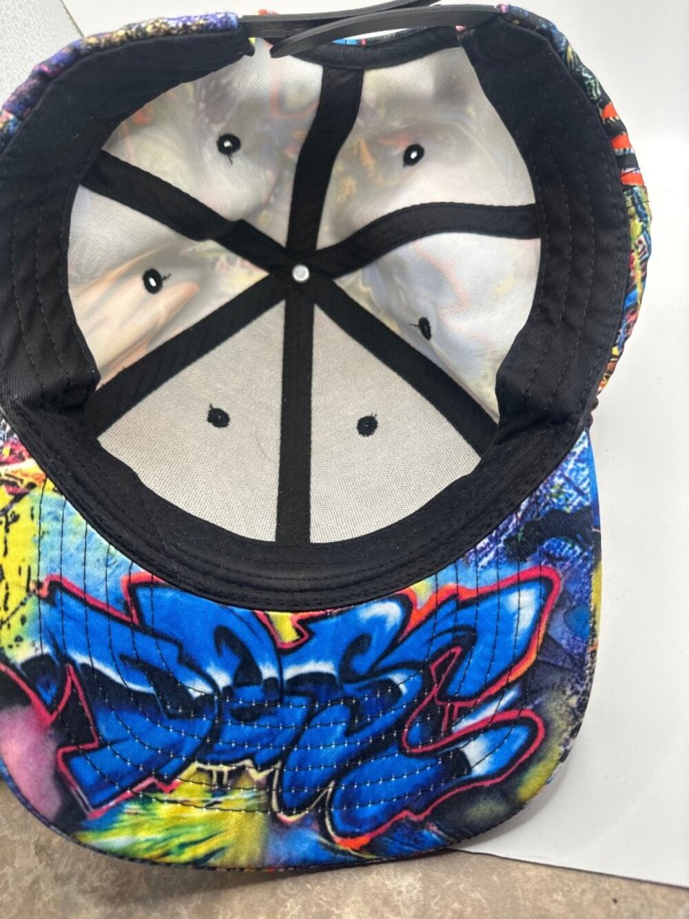 Graffiti Art Snapback Hat With Vibrant Street-Style Design Adjustable Fit Multic - Picture 3 of 3